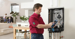 Jongeren laks met CV-ketel onderhoud